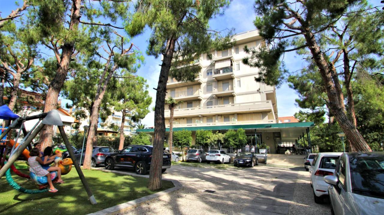 Hotel Pineta San Benedetto del Tronto Buitenkant foto