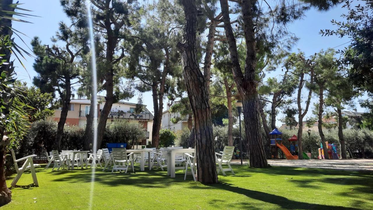 Hotel Pineta San Benedetto del Tronto Buitenkant foto